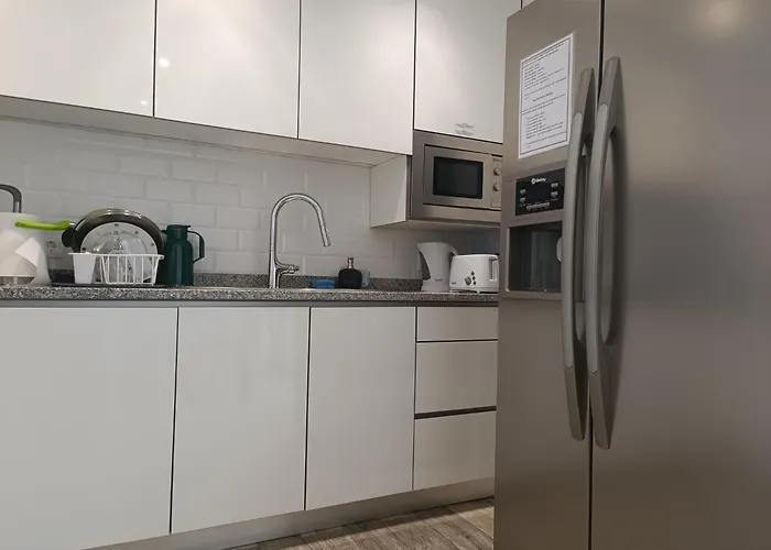 Cachinnans & אכסניה