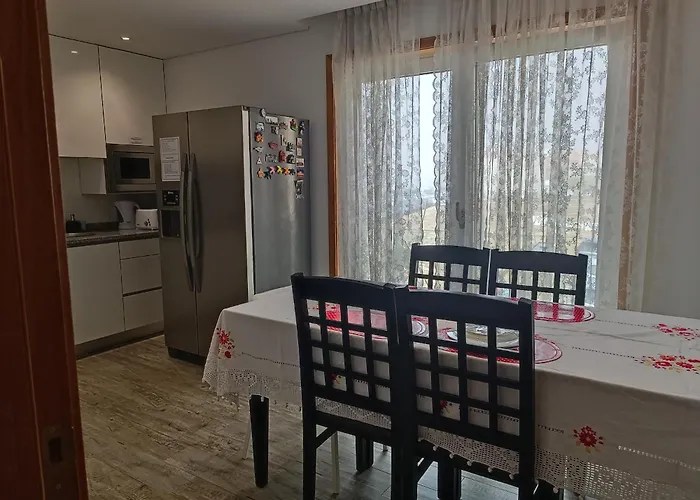 Cachinnans & אכסניה